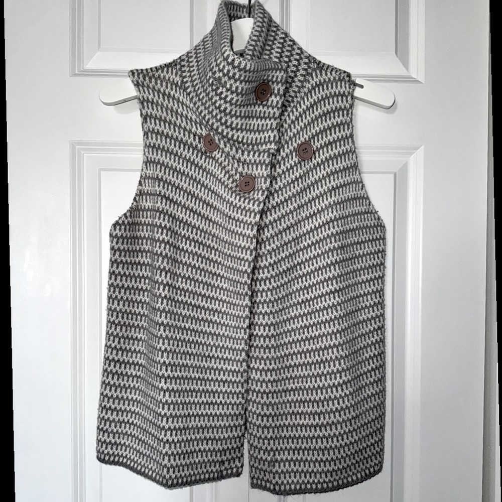 Sweater/vest with adjustable button closure